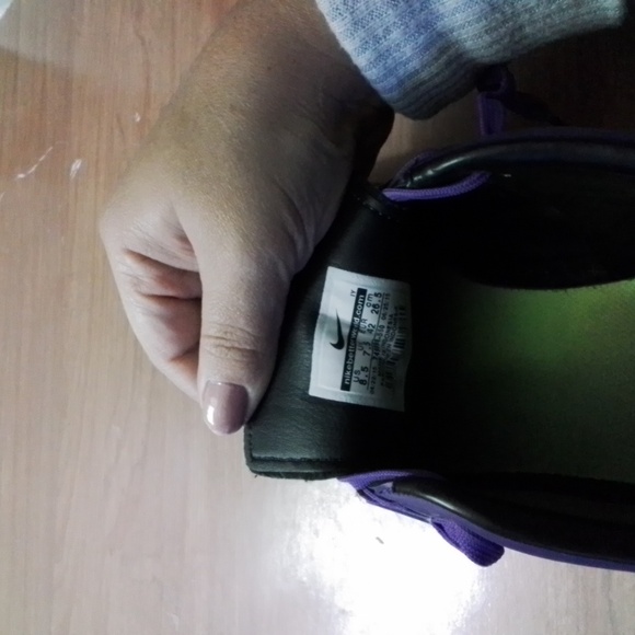 WOMENS LIGHT WAIGHT SIZE 8.5 NIKE RUNNERS - Picture 3 of 3